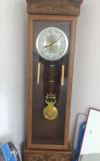 ساعت ایستاده و میز درس