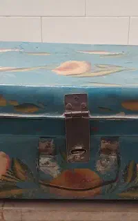 چمدان آهنی قدیمی و ساده