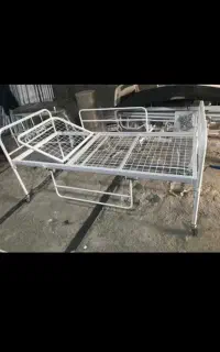 تخت بیمار دو شکن با هندل مکانیکی