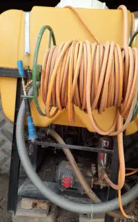 سم پاشی باغ و زمین کشاورزی بامخزن ۴۰۰لیتر