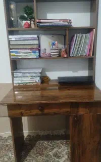 میز مطالعه همراه با کتابخانه