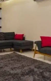 به یک نیرو نظافتی خانم