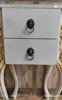 میز تلفن و گلدان اکلیلی