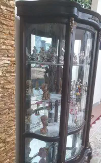 بوفه با کلی مجسمه و عروسک تزییناتی