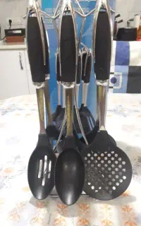 تعدادی ظروف آشپزخونه