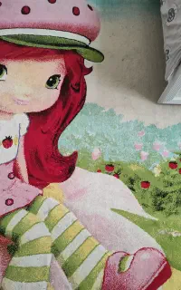 فرش اتاق کودک طرح دختر توت فرنگی