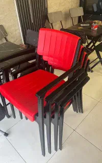 میز تاشو و چهار عدد صندلی از جنس پلاستیک ناصر
