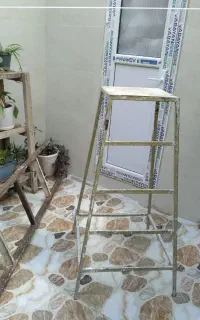 دوعدد چهارپایه آهنی