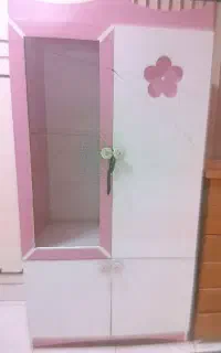 کمد  و تخت  صورتی و سفید