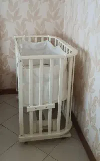 گهواره و تخت کنار مادر