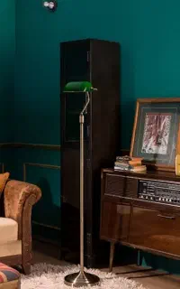 آباژور کنار سالنی ایستاده وارداتی