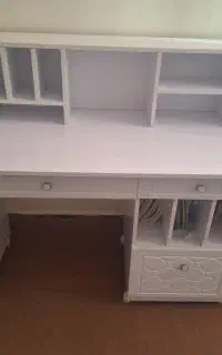 میز تحریر و کامپیوتر