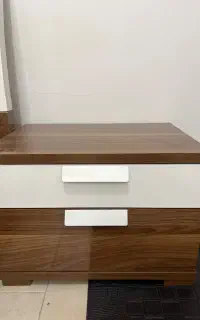 تخت دونفره همراه دوتا پاتختی چوب راش ترک