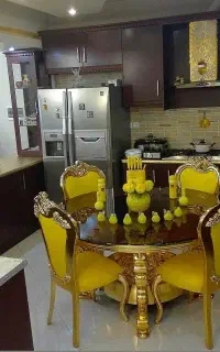 میز و صندلی  با چهار صندلی چرم حراج واقعی