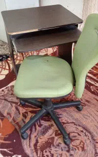 صندلی چرخ دار به همراه میز کامپیوتر