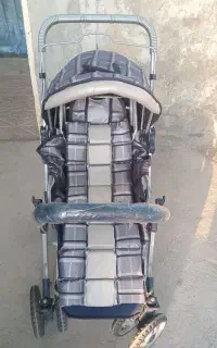 یک عدد کالسکه بچه و یک عدد بار بند