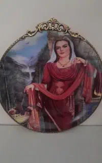 بشقاب دیوار کوب بانو آریایی با قاب تاج دار طلایی