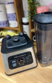 مخلوط کن بلنــدر صنعتی مناسب شیک و اسموتی