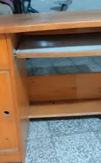 میز چوبی بسیار محکم
