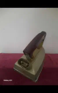 اتو قدیمی  وعتیقه  حدود ۶۵سال پیش. سالم