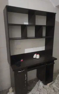 میز کامپیوتر و کتابخانه