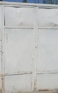 درب‌ آهنی‌ محکم‌