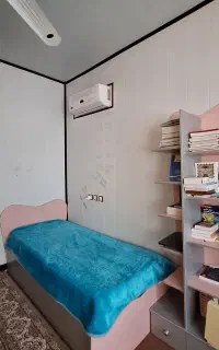 تخت خواب وکتابخانه