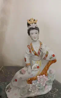 دوتا مجسمه عروس نشسته روی صندلی