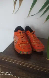 کفش فوتبالی نو وخوش رنگ سالم