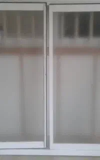 پنجره آلومینیومی سفید بسیار تمیز