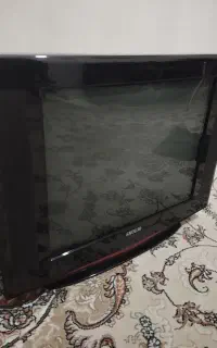 تلویزیون سامسونگ و میز تلویزیون چوبی