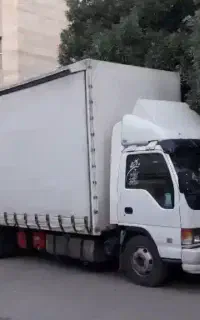 حمل اثاث. کارگر اسباب کشی حرفه ای.