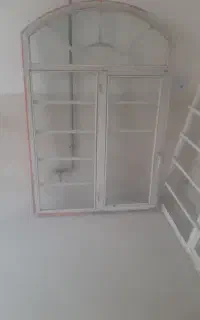 یک عدد پنجره و یک عدد درب ورودی
