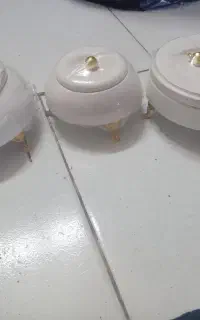 ظرف چینی کارکرده جای شکلاتی وقندان سفید رنگ