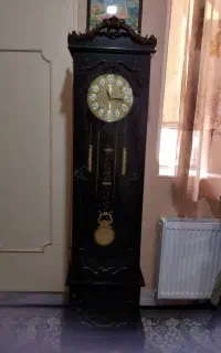 ساعت ایستاده و میز