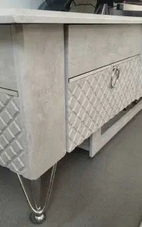 میز تی وی رنگ بتنی با نوار نقره ای