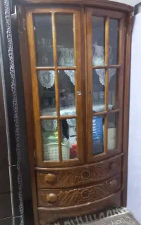 کمد سالم جنس چوب رنگ عسلی کار کرده
