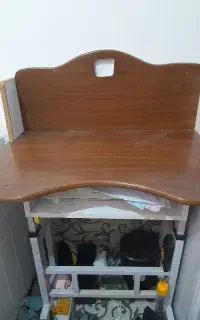 چوب لباسی و میز تحریر