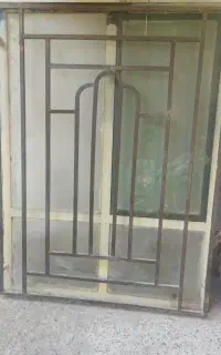 پنجره  بزرگ  با حفاظ