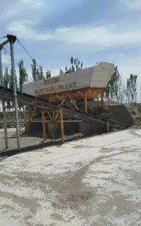 کارگر در کارگاه بلوک زنی