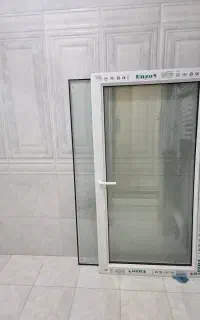 پنجره دو جداره سالم و تمیز