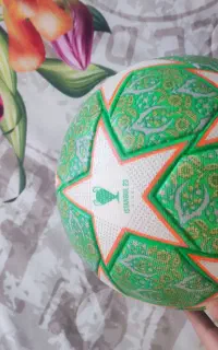 توپ فوتبال چمن