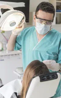 استخدام دندانپزشک دارای پروانه کار