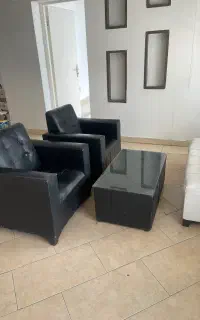 مبل  سیاه و سفید  به همراه میز وسط