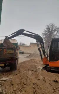 حمل نخاله توسط کارگروبابکت کندن استخر