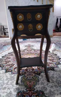 پایه گلدان و میزتلفن و پرده