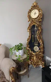 ساعت چوبی و ویترین چوبی