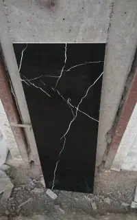 کاشی مشکی لعاب براق  ۳۰ در۹۰ خاک سفید