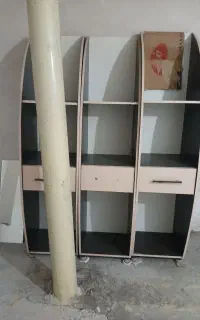 کمد ارایشگری و اینه و صندلی