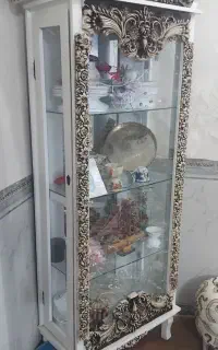 یک عدد بوفه و ساعت